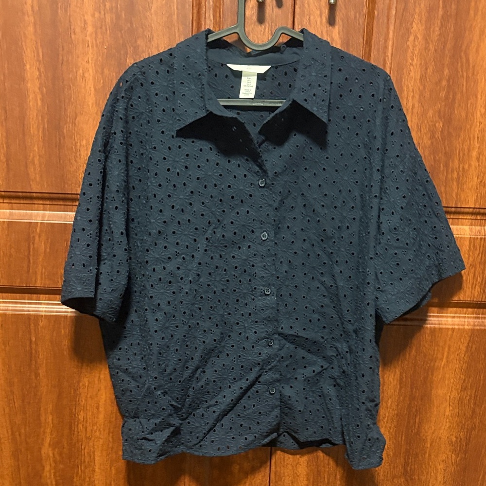 H&M Women’s Navy Eyelet Short-Sleeve Button-Down Shirt
